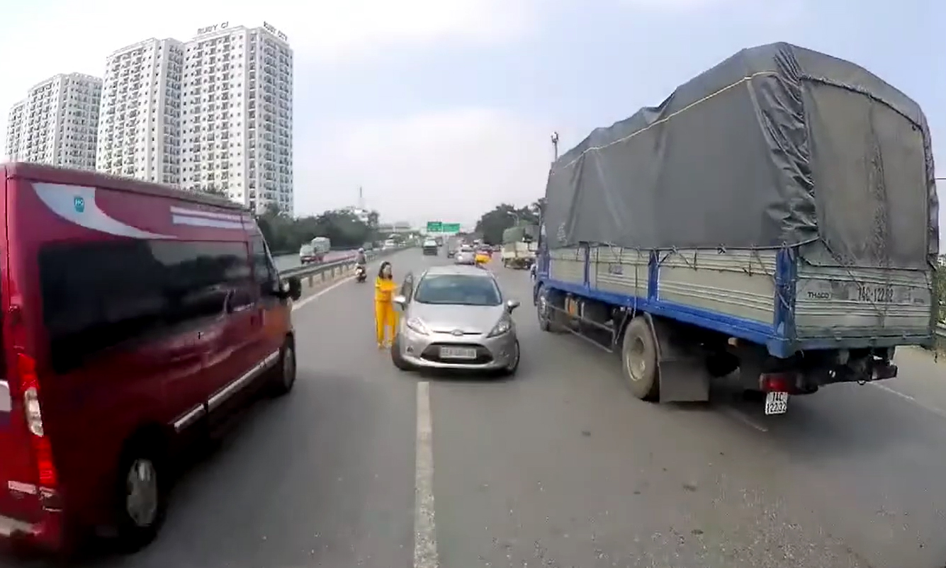 Tình huống giao thông khó hiểu, tài xế bấn loạn sau khi lao vào đường ngược chiều