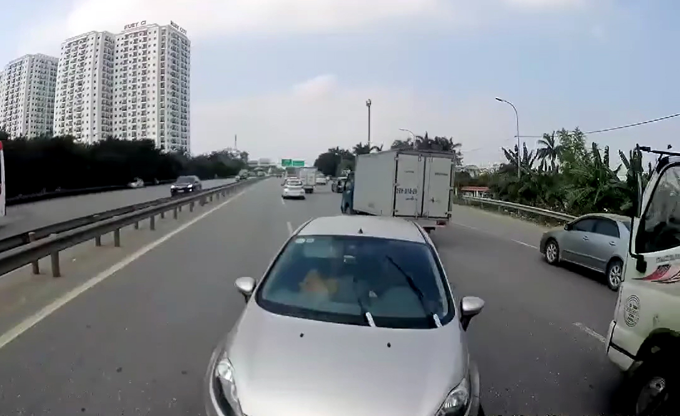 Tài xế lái xe Ford đi ngược chiều luống cuống bật cả cần gat nước