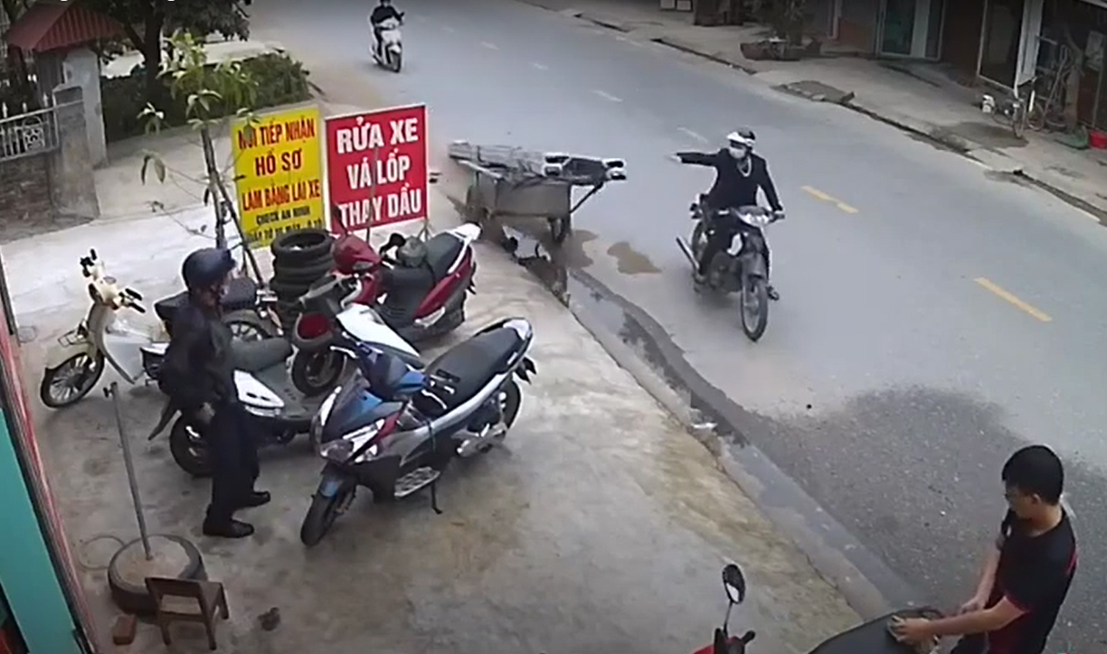 Người lái xe máy kéo thùng xe chế chở thép dây dựng luống cuống khi thùng xe lao đi không thể kiểm soát
