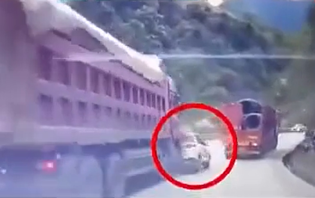 Xế hộp bị ô tô tải đâm kéo lê trên đường