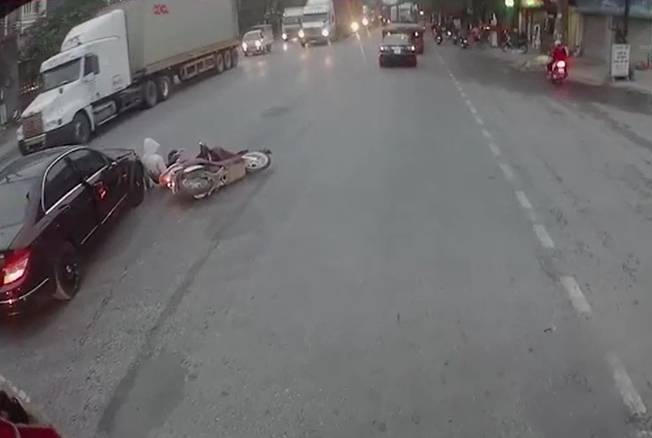Sau khi tạt đầu container, 2 thanh niên lái xe máy tông Mercedes
