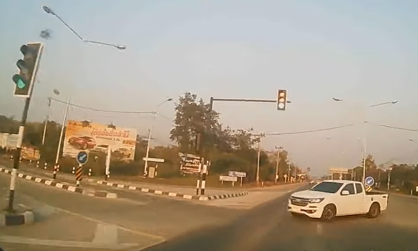 Chiếc bán tải cố tình vượt đèn đỏ gây ra vụ tai nạn giao thông nghiêm trọng