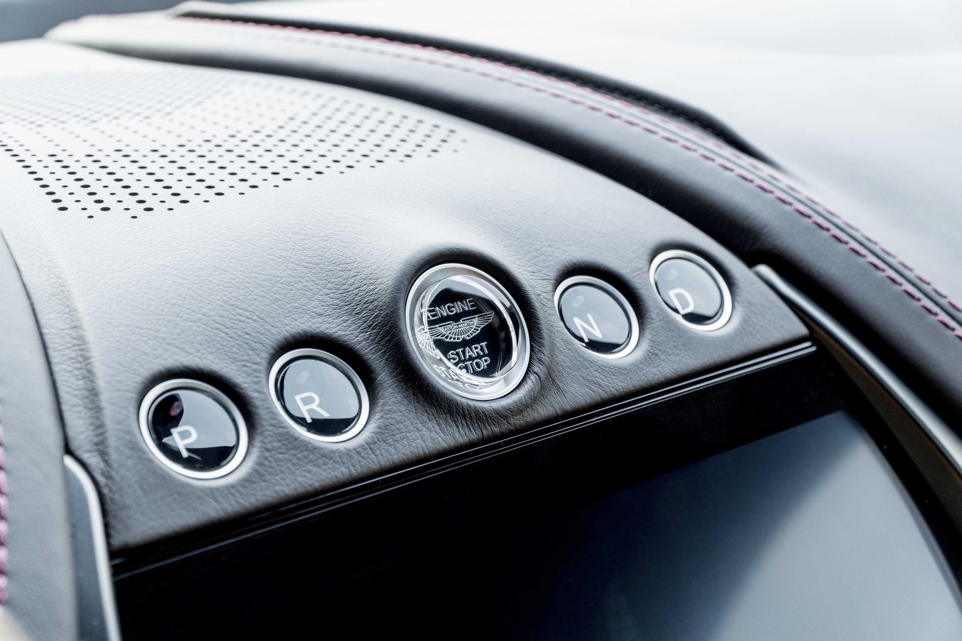 Khu vực trung tâm xe Aston Martin DBX