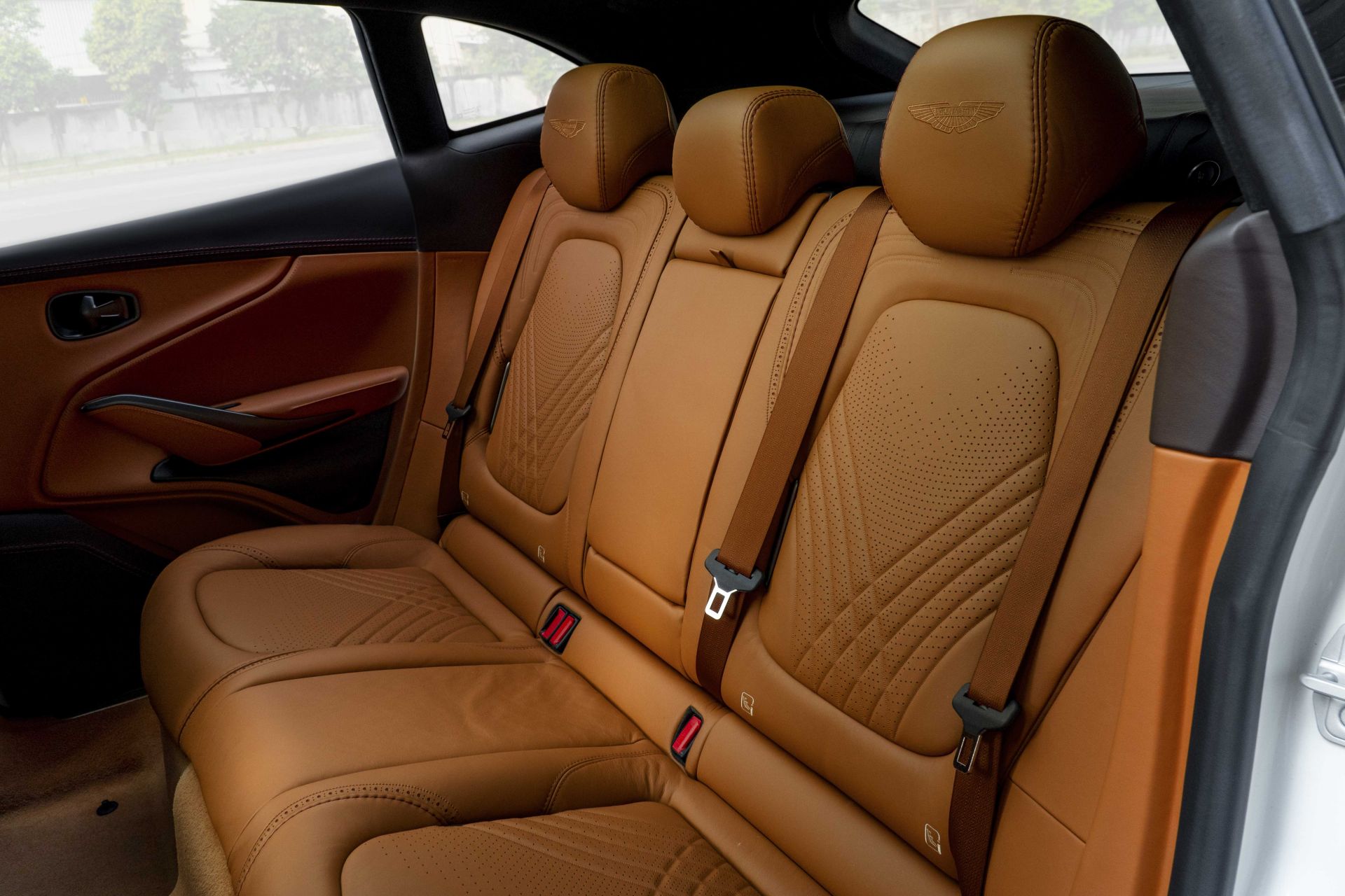 Hàng ghế sau xe Aston Martin DBX