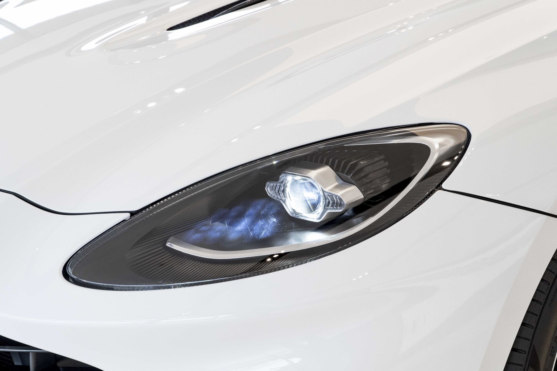 Đèn pha xe Aston Martin DBX