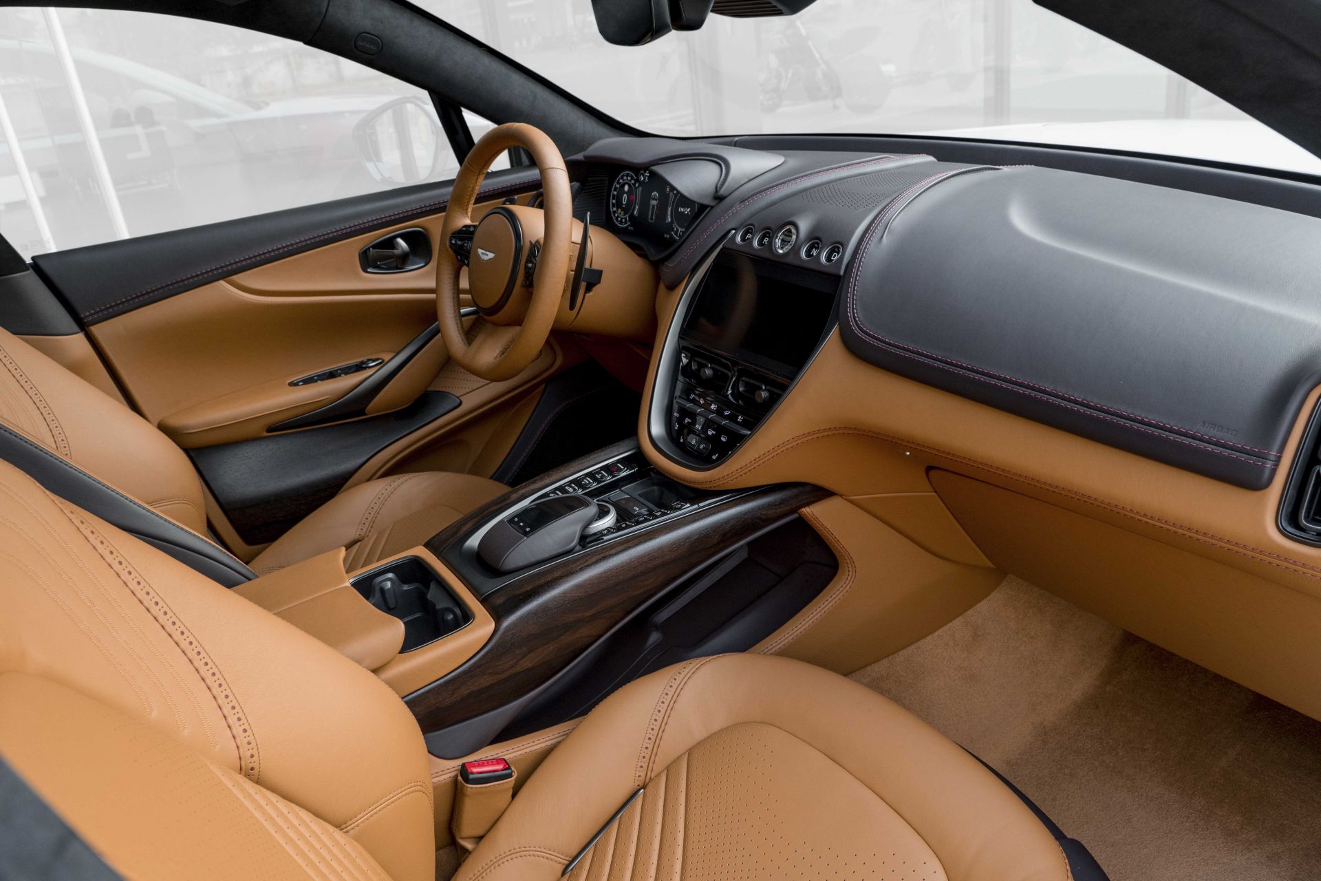 Hàng ghế trước của xe Aston Martin DBX