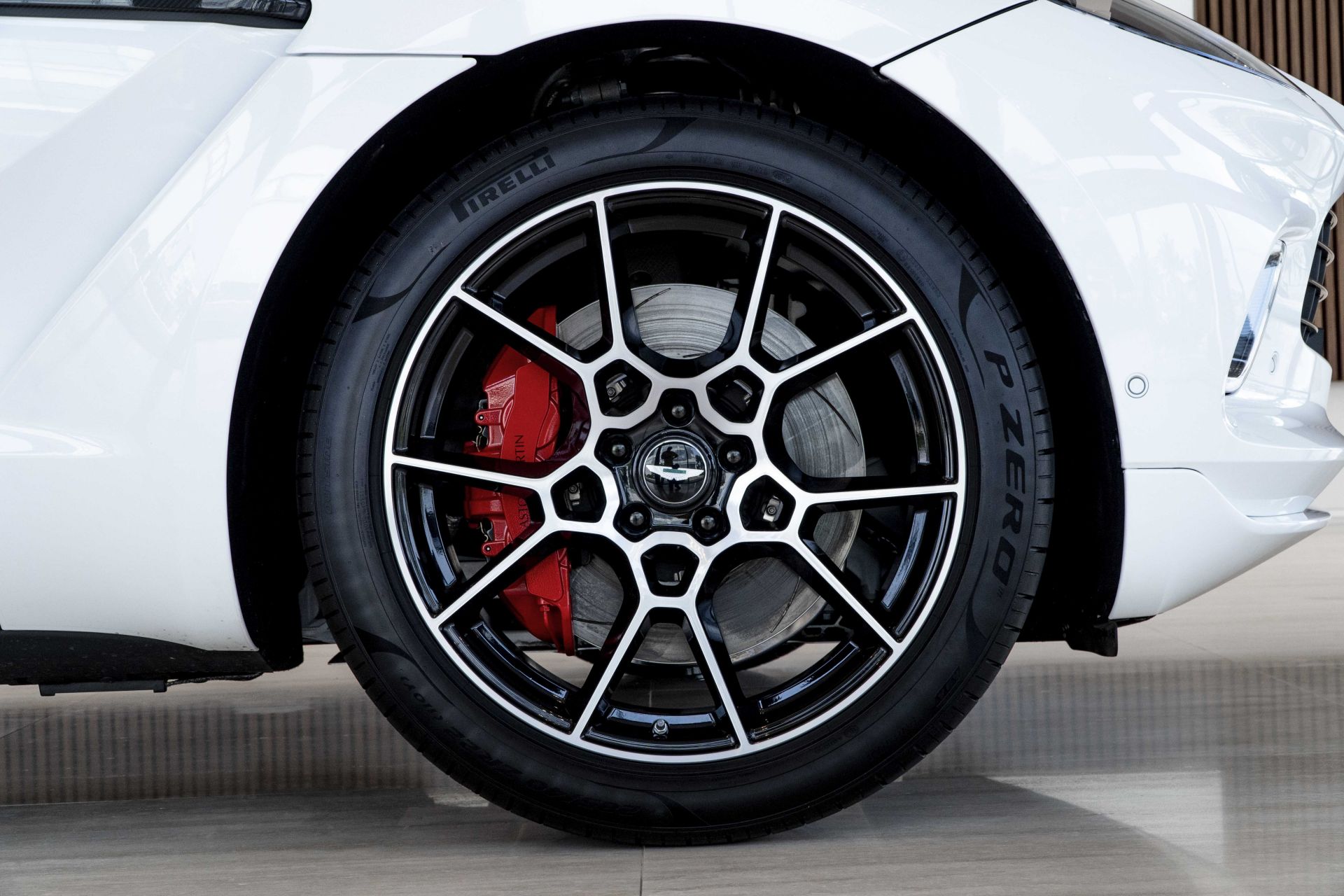 La zăng xe Aston Martin DBX