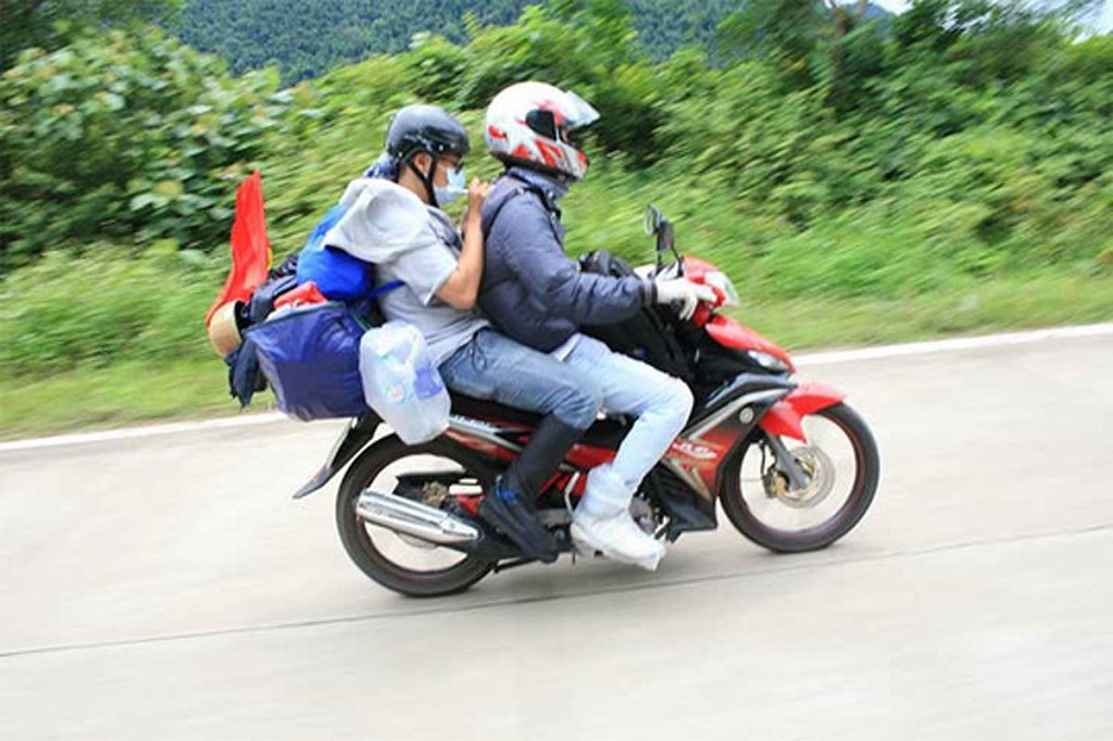 đi xe máy về quê