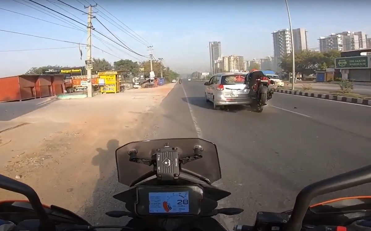 Ô tô dừng giữa đường gây tai nạn giao thông 