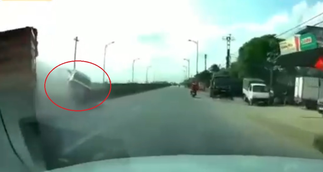 Ô tô con bị hất bay lên dải phân cách