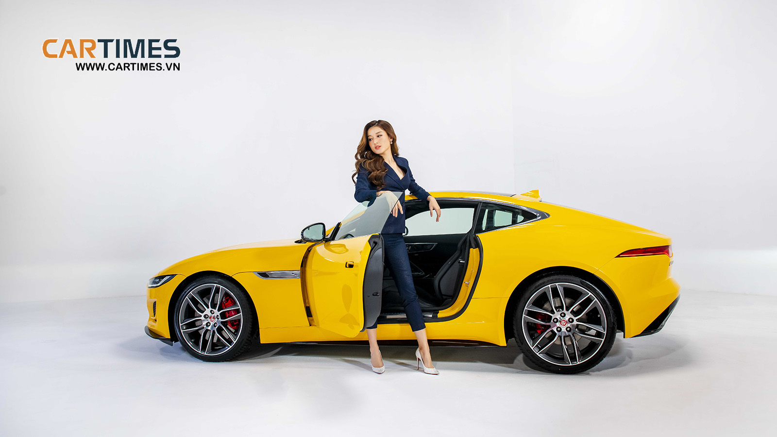 Á hậu Huyền My và Jaguar F-TYPE