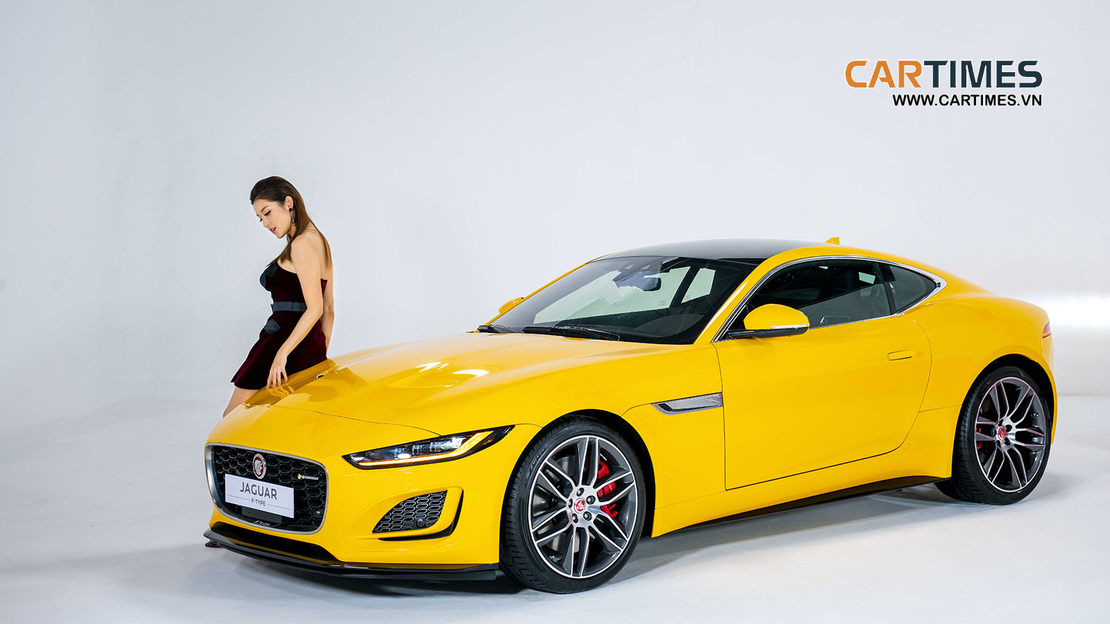 Á hậu Huyền My và Jaguar F-TYPE