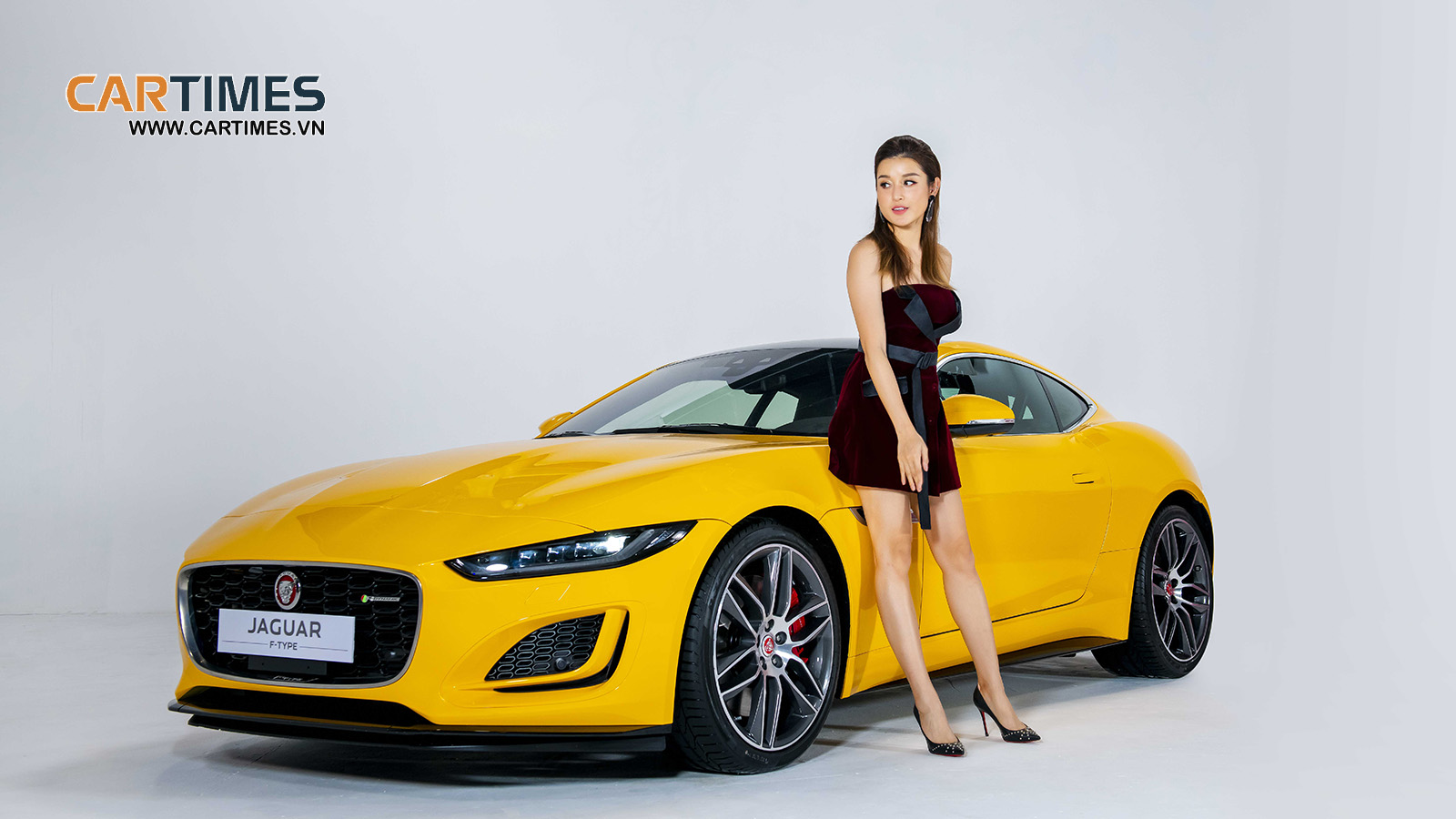 Á hậu Huyền My và Jaguar F-TYPE