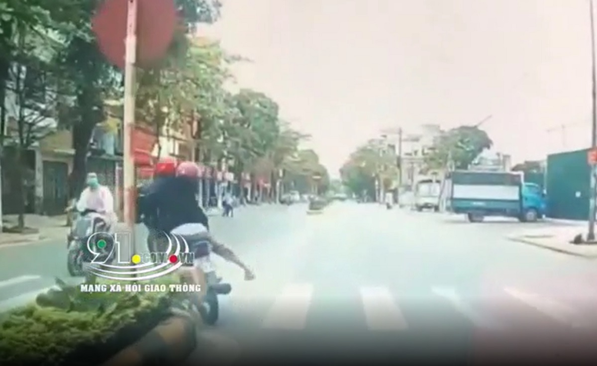 Xe máy va chạm ô tô lao sang làn đường ngược chiều