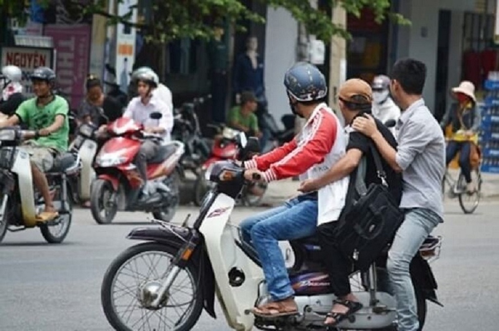 đi xe máy chở 3