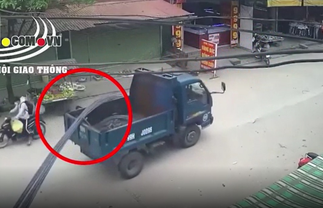 Thanh niên ngồi sau xe máy bị cây sắt VLXD từ xe tải đâm trúng