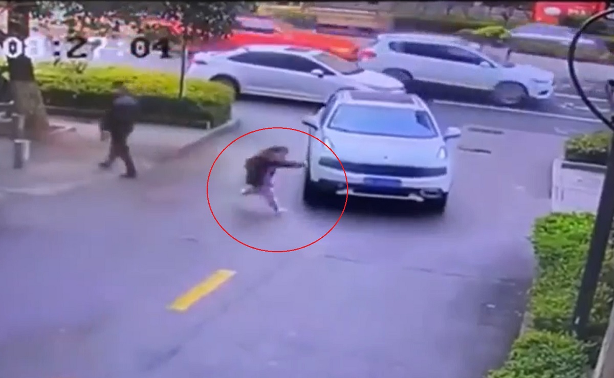 Thời điểm cậu bé bất ngờ băng ngang qua đường