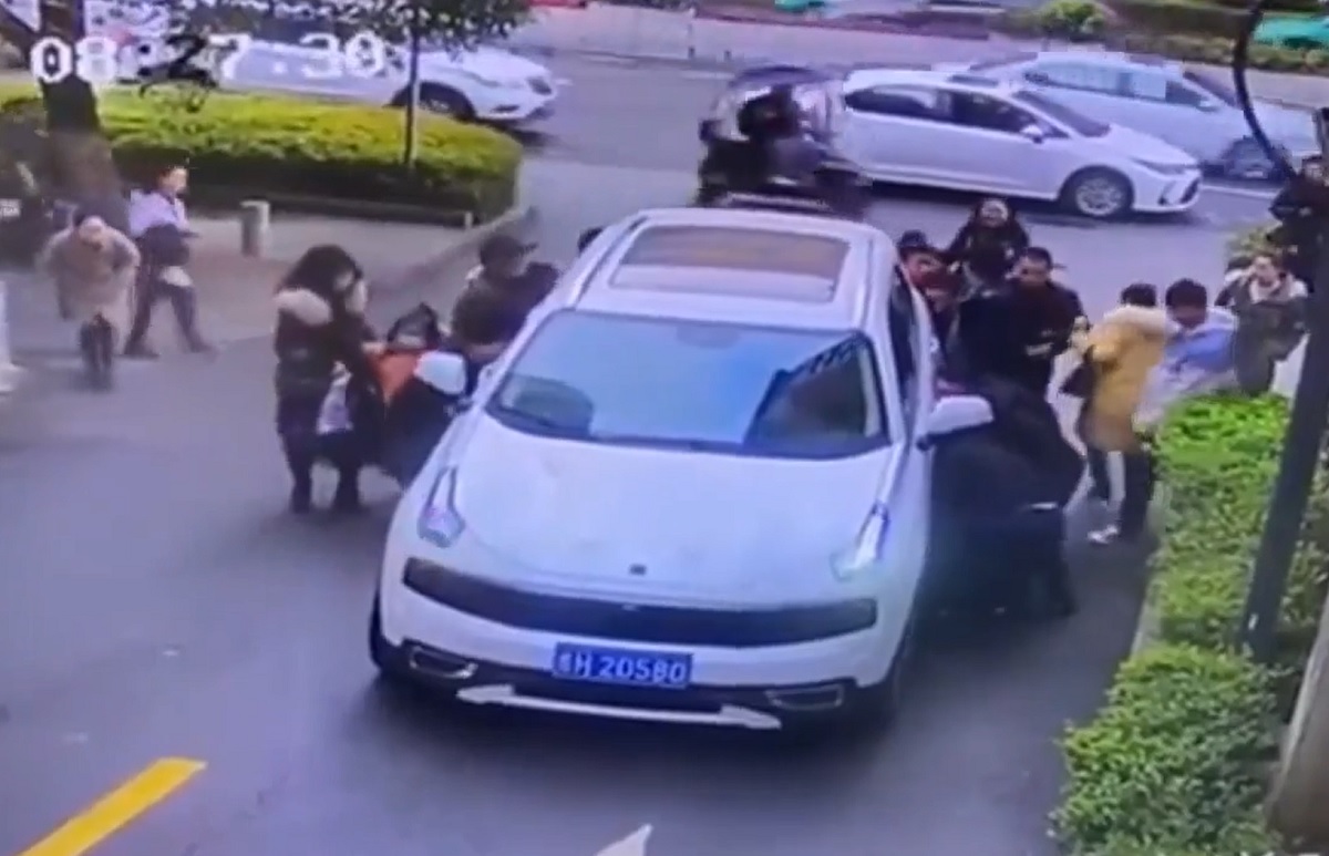 Hàng chục người đi đường hợp sức nâng xe cứu cậu bé