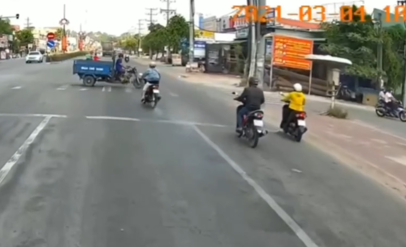 Thời điểm xe máy nhấn ga vượt đèn đỏ