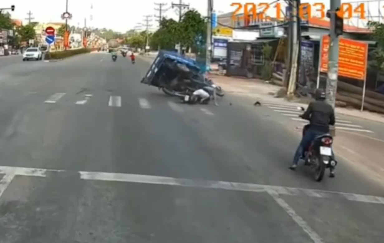 Nữ tài xế phóng xe máy vượt đèn đỏ đâm lật xe ba gác