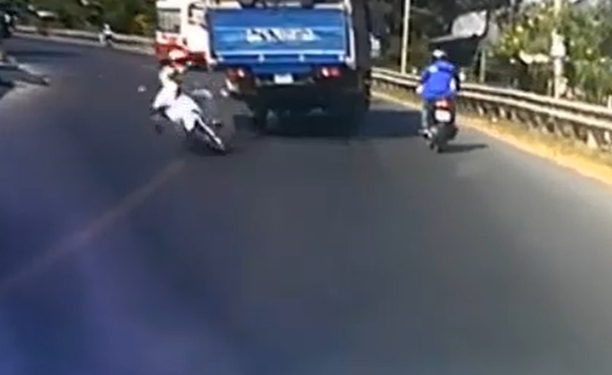 Nam thanh niên đâm sườn xe tải sau pha ôm cua tốc độ cao