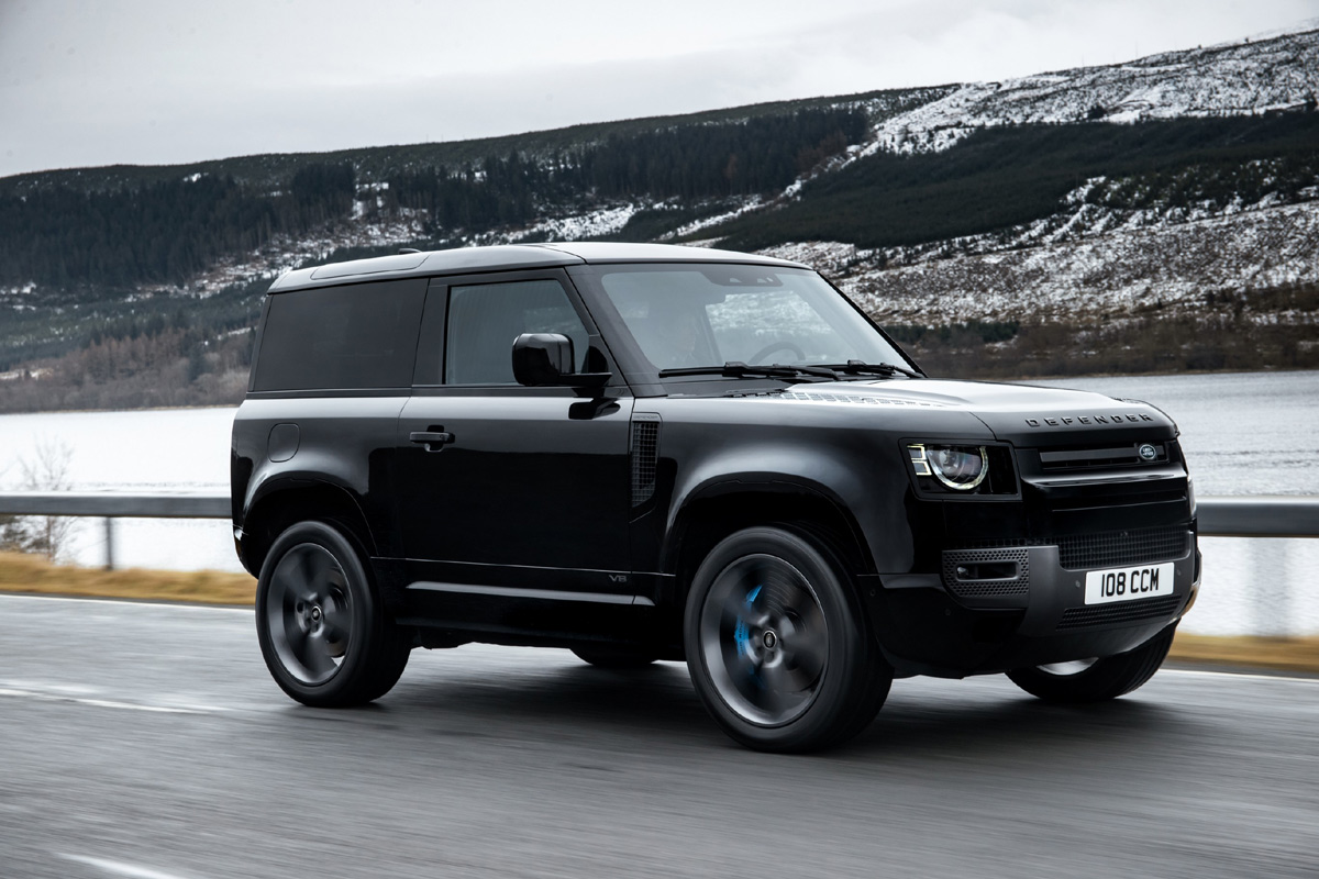 Defender V8 525PS mới kết hợp khả năng đặc trưng của Land Rover với hiệu suất đáng kinh ngạc và các thiết lập khung gầm riêng
