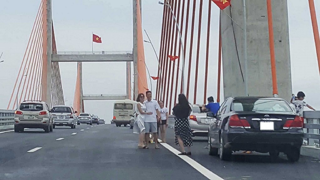 dừng đỗ xe trên cầu