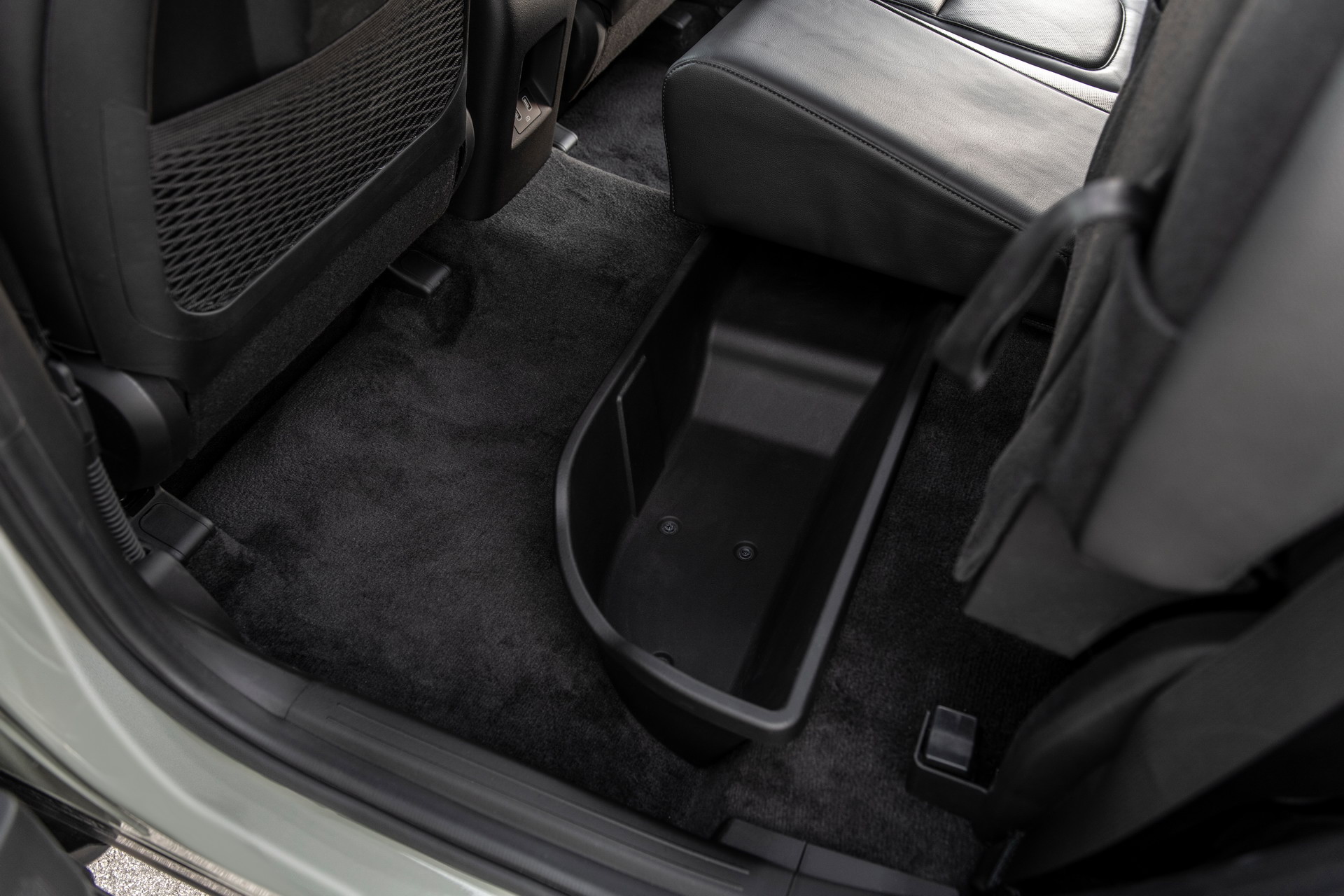 Khoang chứa đồ dưới hàng ghế thứ 2 của Hyundai Santa Cruz