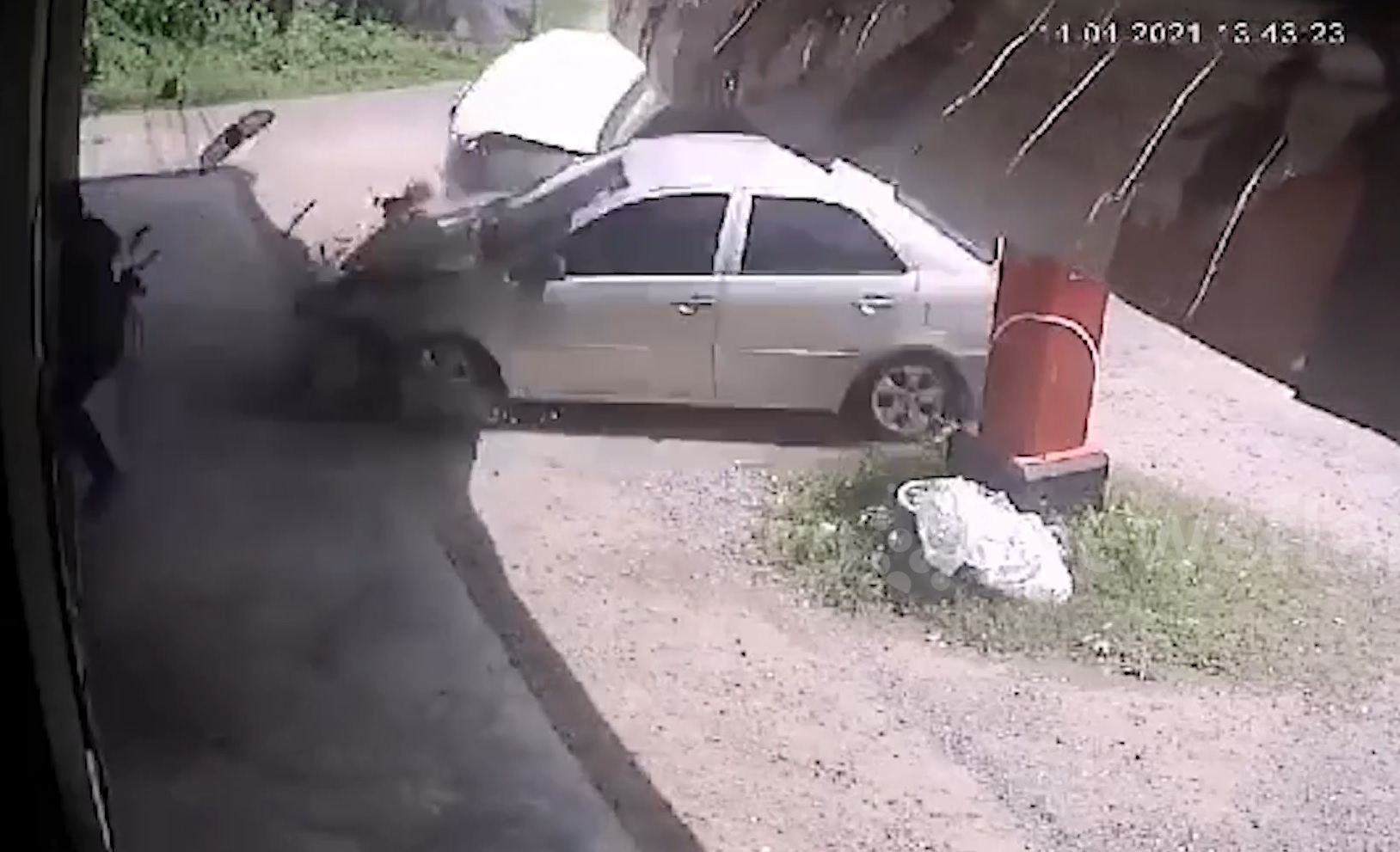 Người đàn ông nhanh chân thoát chết trong gang tấc