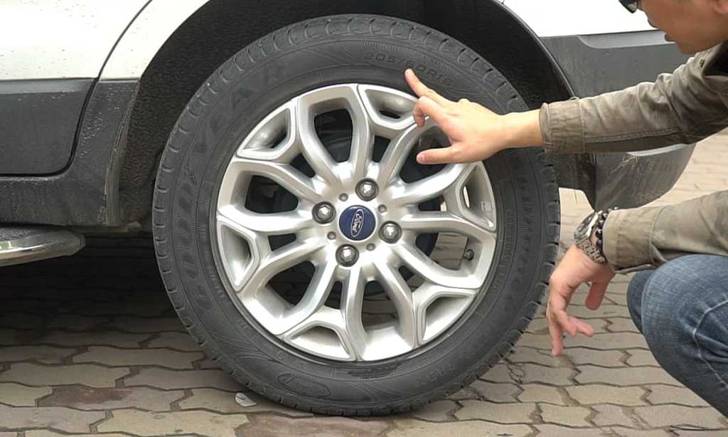 nổ lốp xe