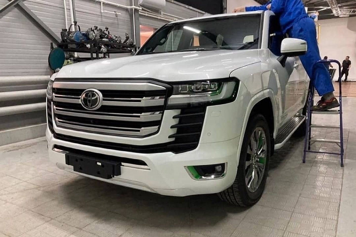 Toyota Land Cruiser 2022 thế hệ tiếp theo lộ diện trần trụi