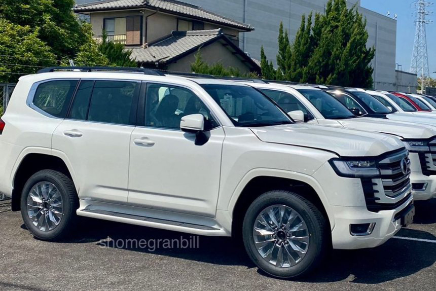 Toyota Land Cruiser 2022 được vận chuyển tới đại lý