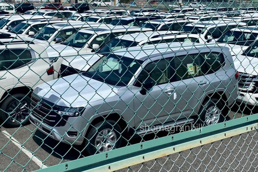 Toyota Land Cruiser 2022 được vận chuyển tới đại lý