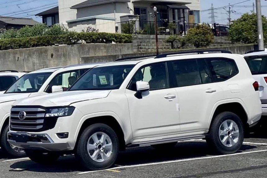 Toyota Land Cruiser 2022 được vận chuyển tới đại lý