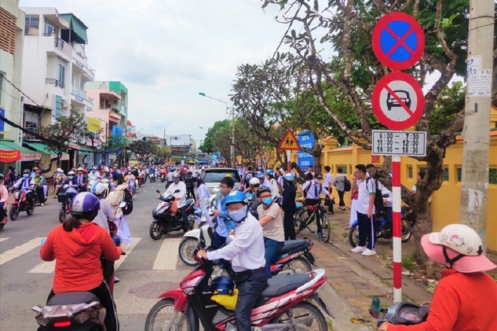 dừng đỗ xe máy sai quy định