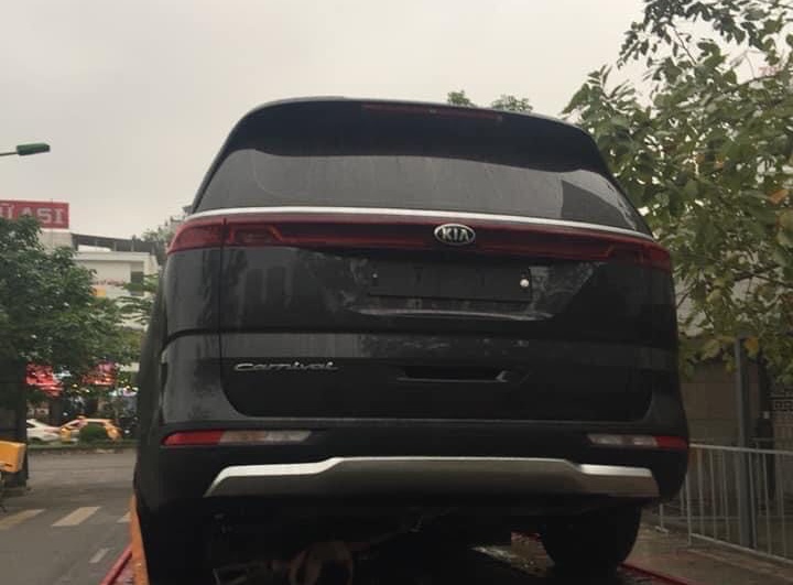 Xe Kia Sedona 2021 trên xe chuyên dụng tại Hà Nội