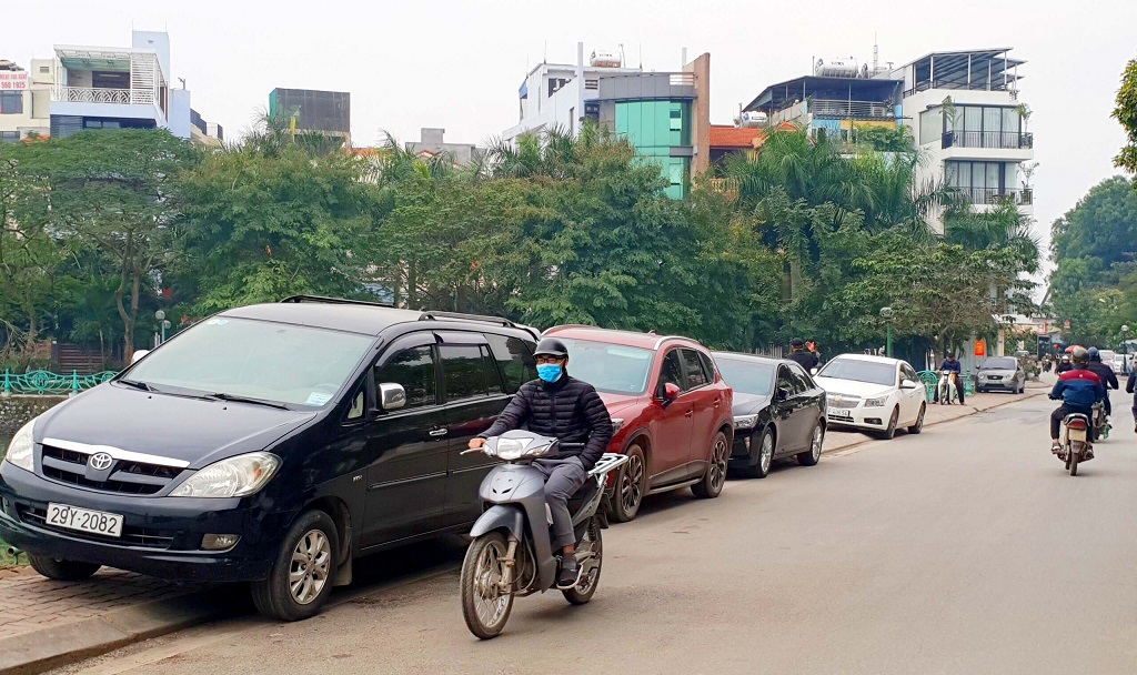đỗ xe trên vỉa hè