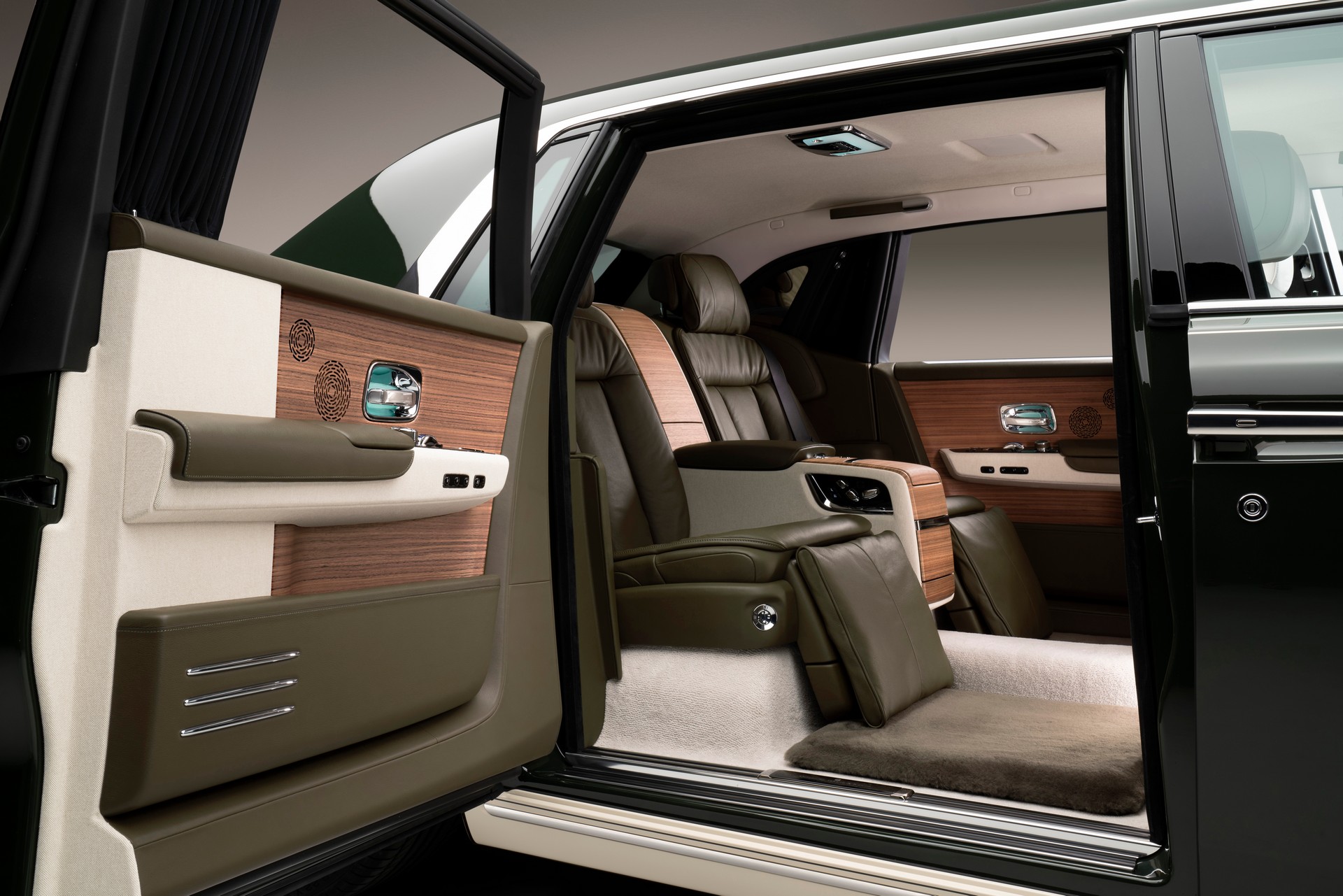 Hàng ghế sau của xe Rolls Royce Phantom Oribe
