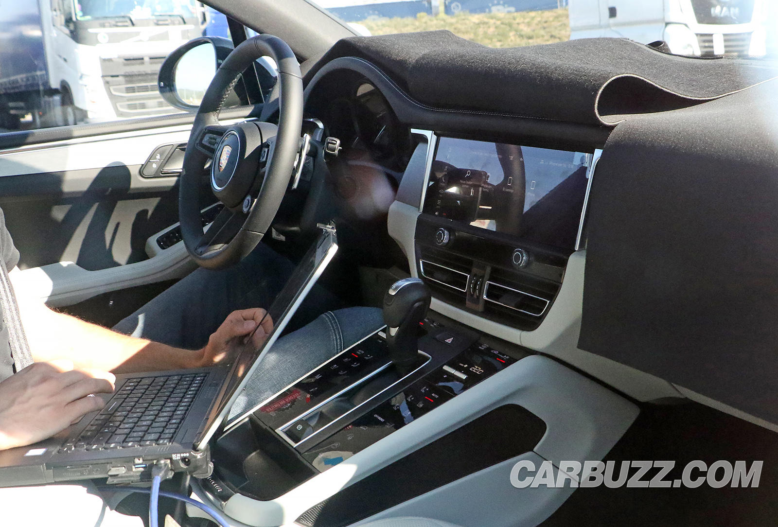 Khu vực điều khiển trung tâm của xe Porsche Macan 2022