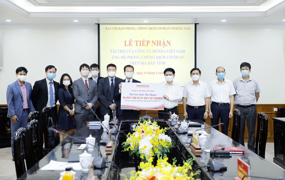 HVN ủng hộ 1 máy xét nghiệm COVID-19 và 5 máy trợ thở xách tay cho tỉnh Hà Nam
