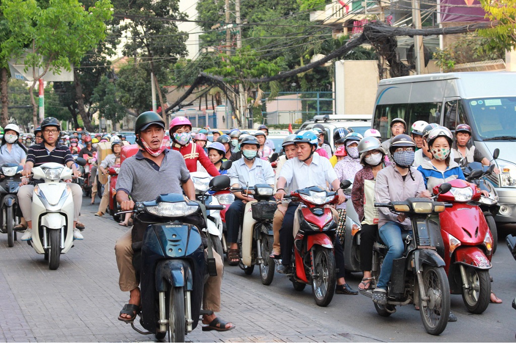 đi xe máy trên vỉa hè bj xử phạt như thế nào