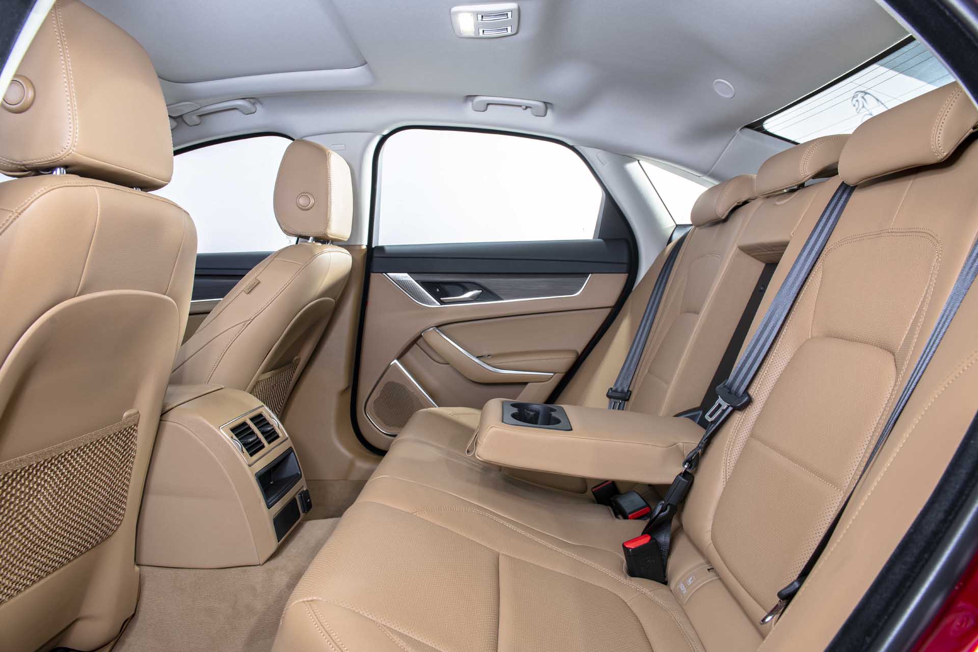 Hàng ghế sau của xe Jaguar XF