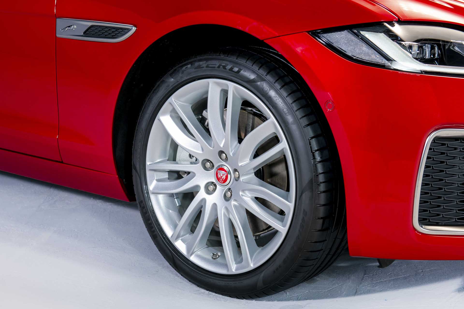 La zăng xe Jaguar XF