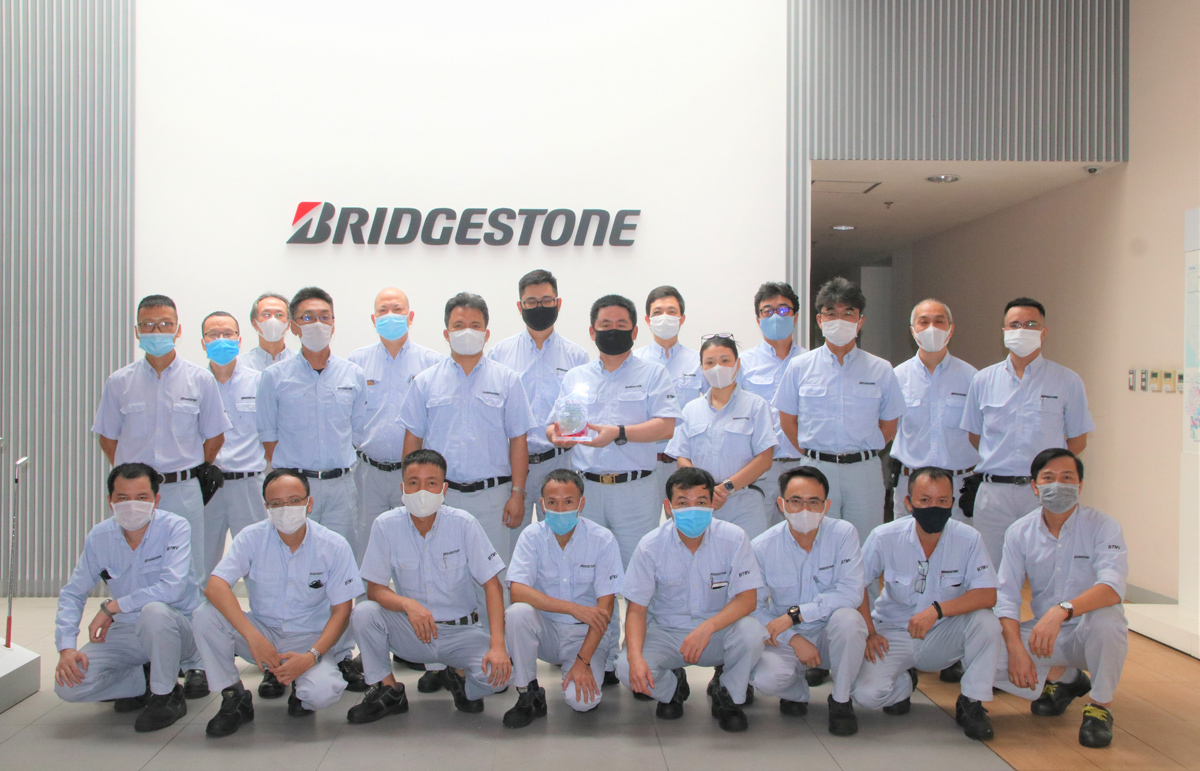 Ban Giám đốc nhà máy sản xuất lốp xe Bridgestone ở Hải Phòng với giải thưởng vinh dự từ Toyota