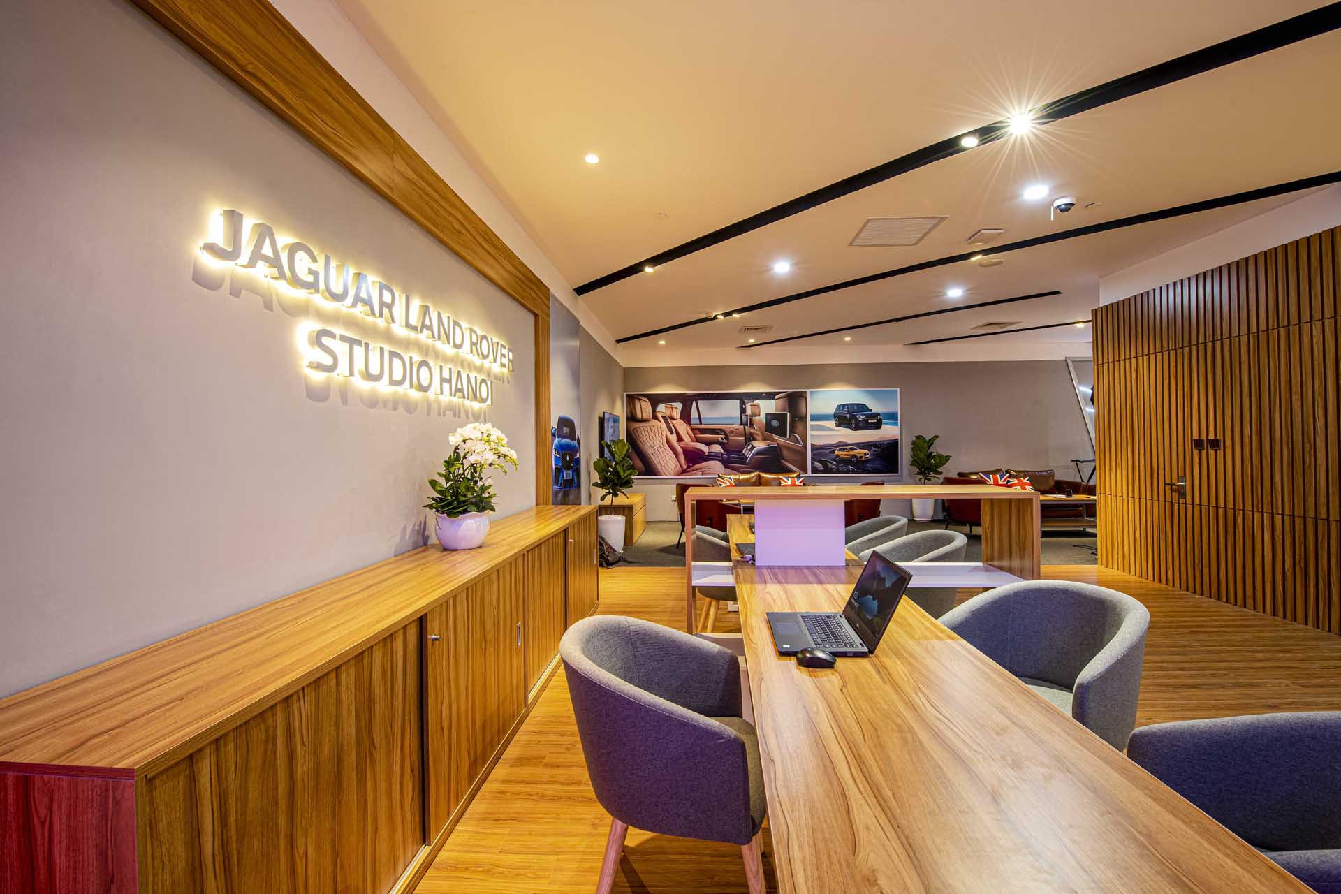 Không gian trưng bày và tiếp khách tại Jaguar Land Rover Studio Hanoi