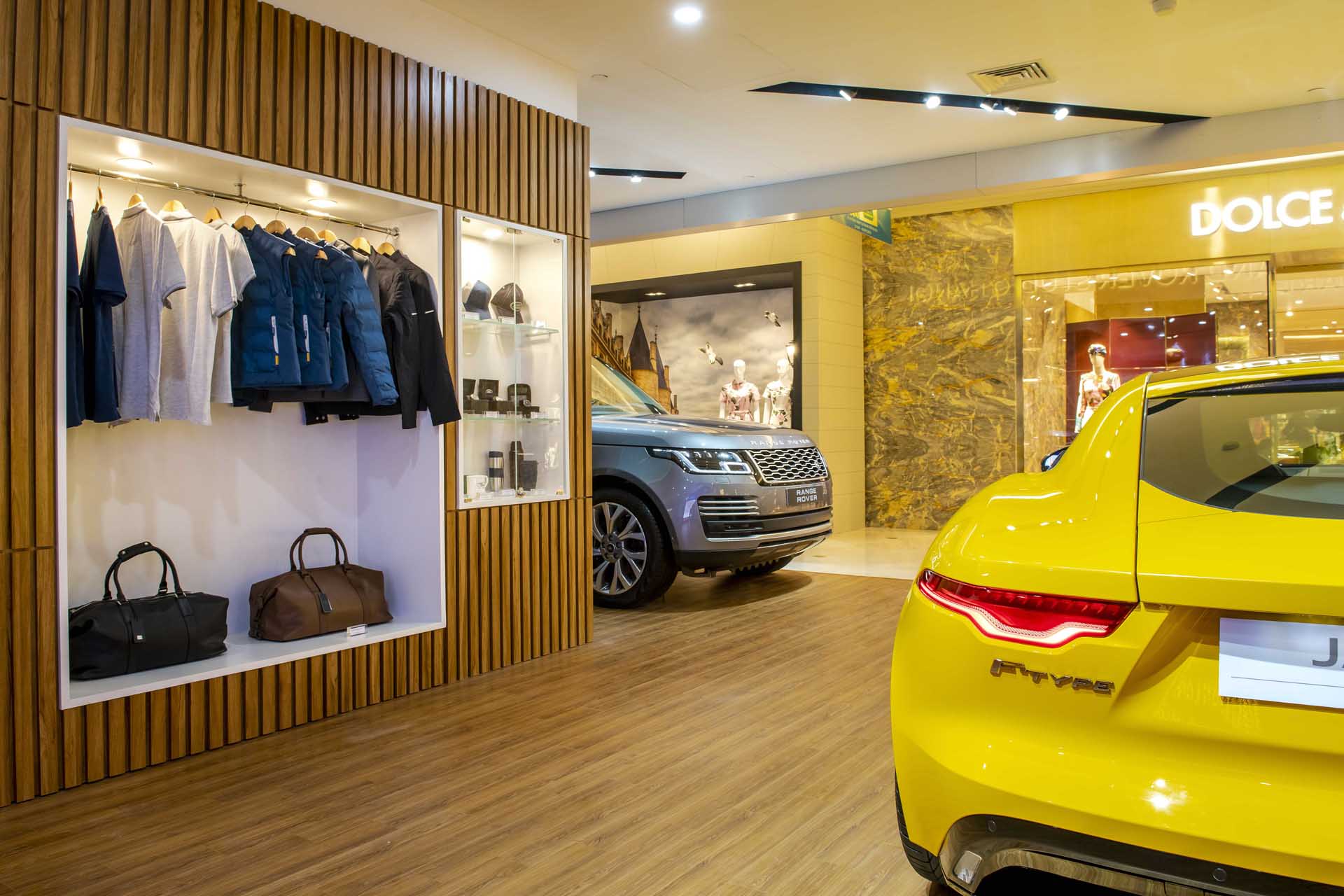 Jaguar Land Rover Studio Hanoi cũng là nơi luôn được ưu tiên trưng bày những mẫu xe mới nhất