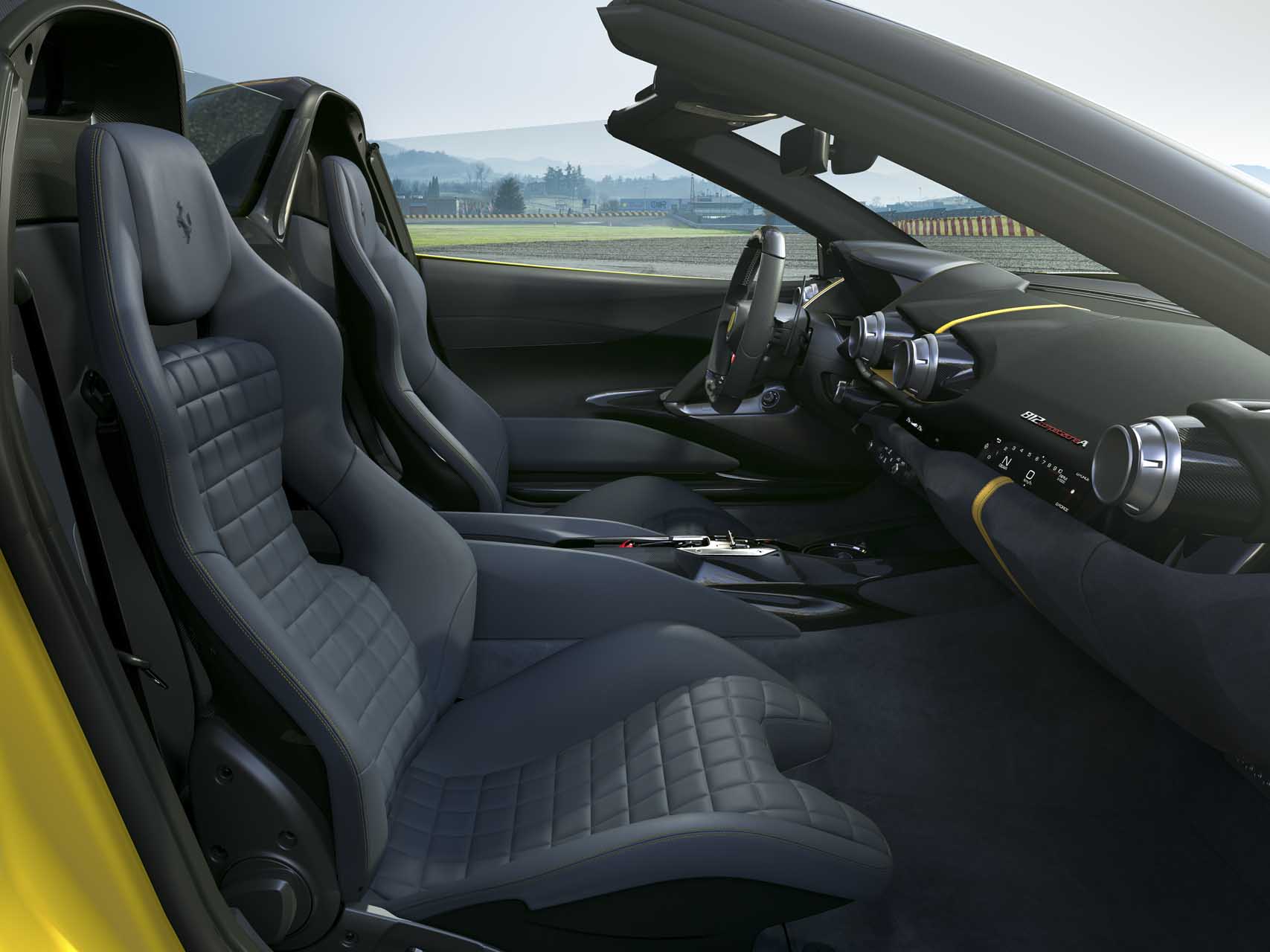 Thiết kế ghế ngồi trên xe Ferrari 812 Competizione