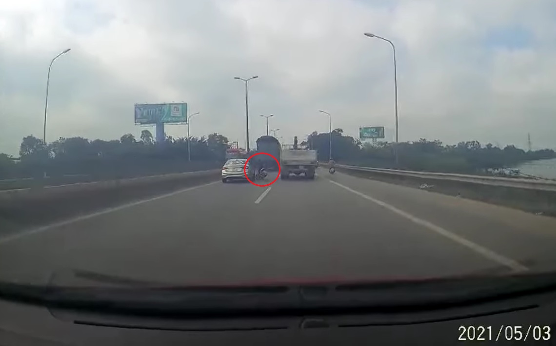 Khoảnh khắc xe máy va chạm với ô tô