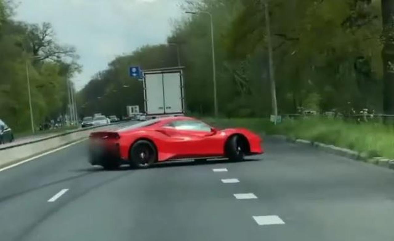 Tài xế lái Ferrari 488 Pista cẩu thả dẫn tới tai nạn đáng tiếc