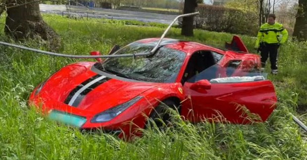 Ferrari 488 Pista vừa nhận 1 ngày đã gặp tai nạn